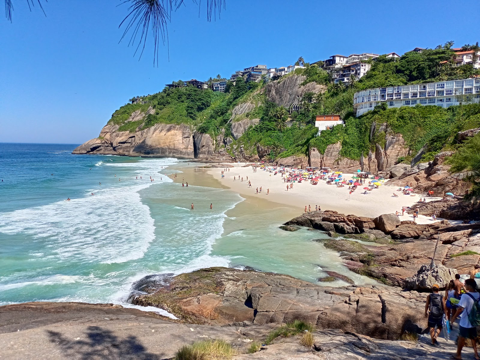 Praia da Joatinga'in fotoğrafı parlak ince kum yüzey ile