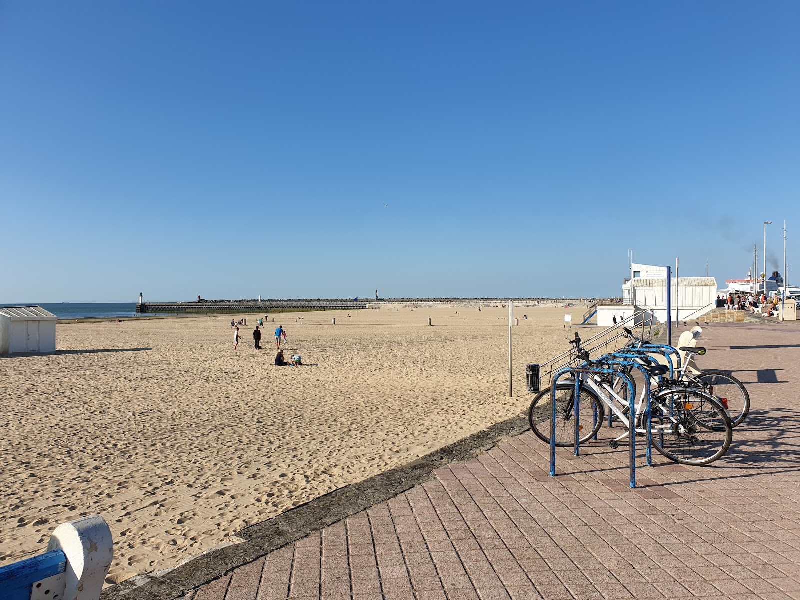 Fotografija Plaža Calais in naselje