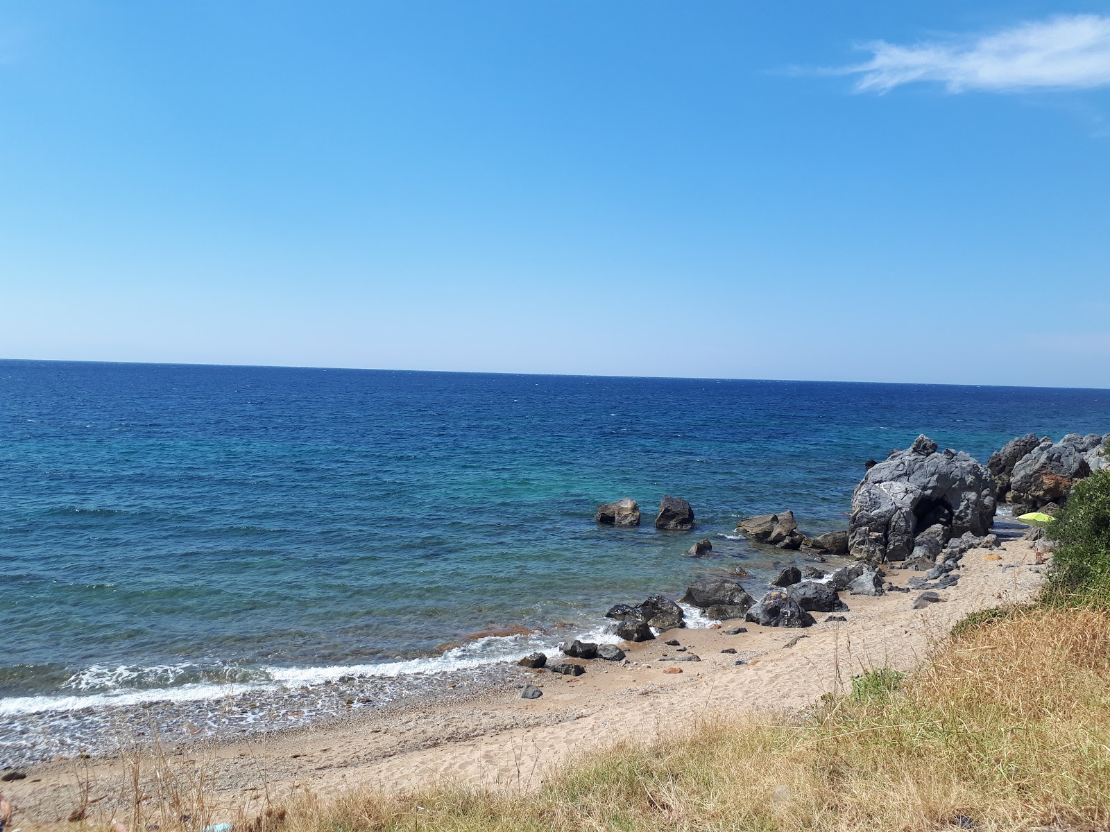 Foto de Agios Paraskevis beach II con agua verde claro superficie