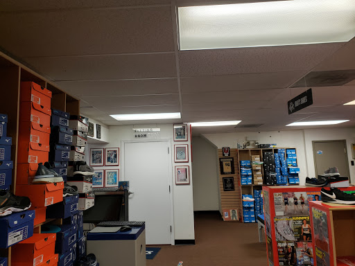Shoe Store «Hansons Running Shop», reviews and photos, 3407 S Rochester Rd, Royal Oak, MI 48073, USA
