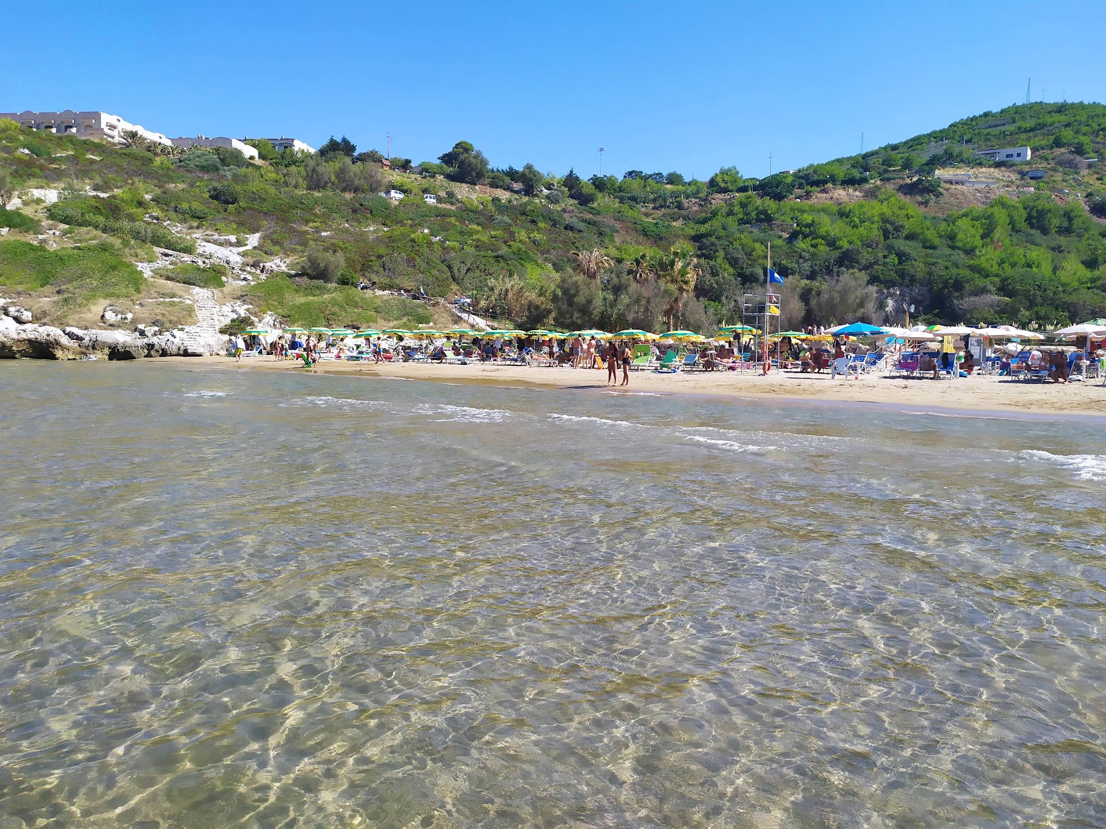 Foto van Spiaggia di Procinisco en de nederzetting