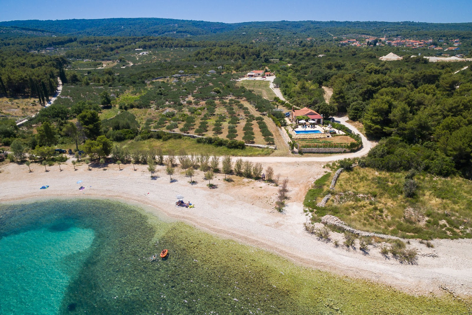 Mutnik beach的照片 带有碧绿色纯水表面