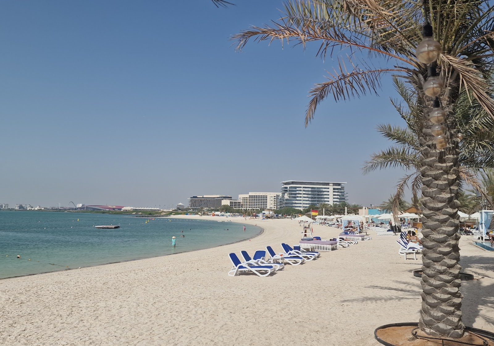 Photo de Yas Beach avec l'eau cristalline de surface