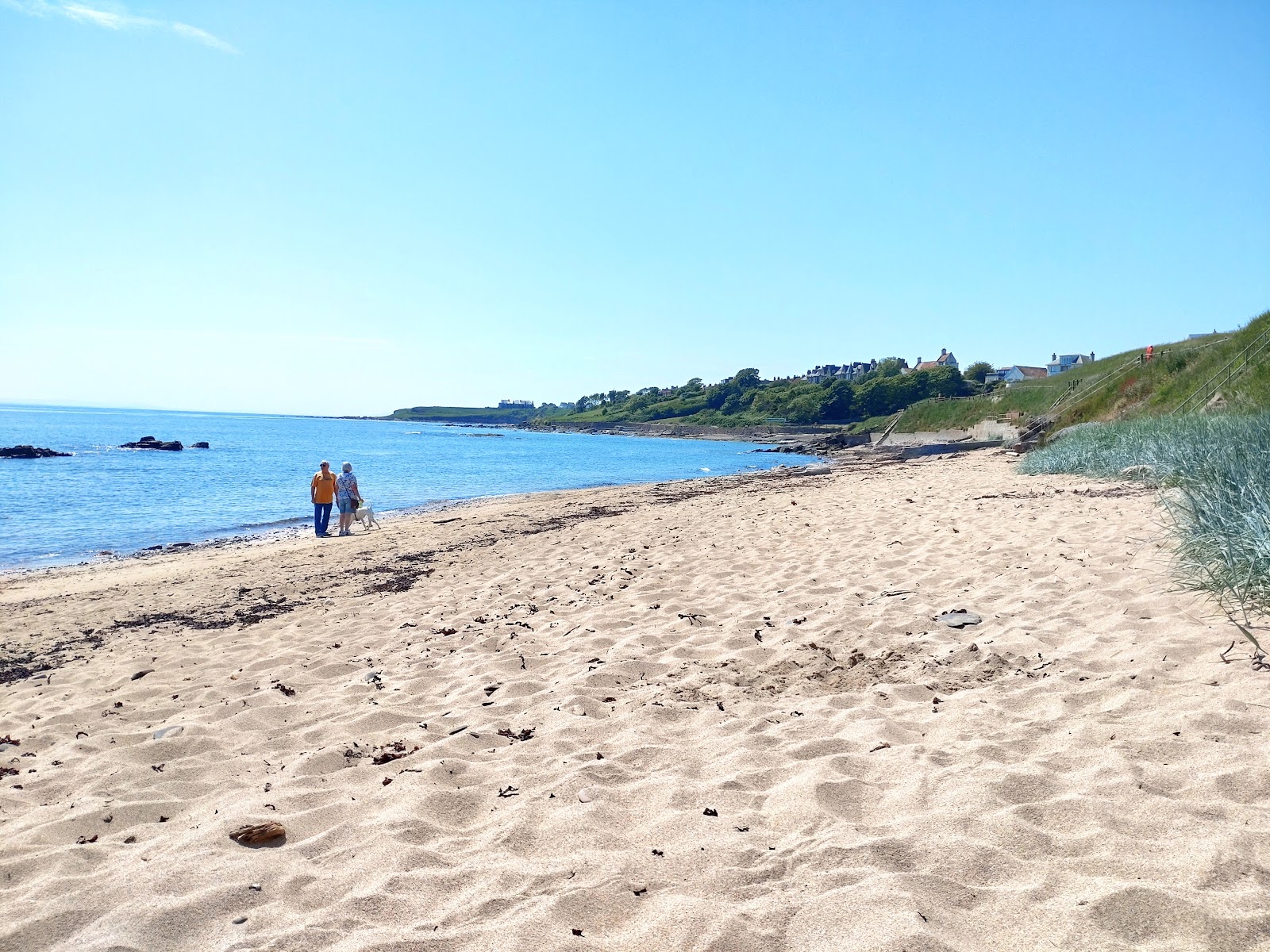 Valokuva Crail Beach Fossils Beachista. ympäröity vuorilla