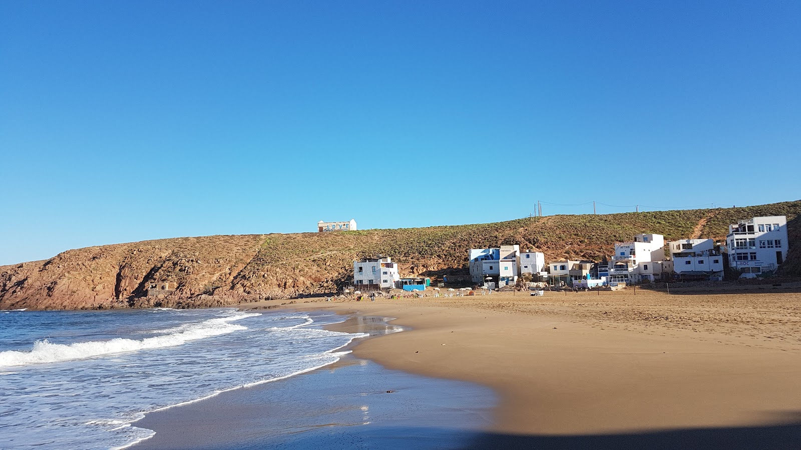 Photo de Plage AFTASS entouré de montagnes