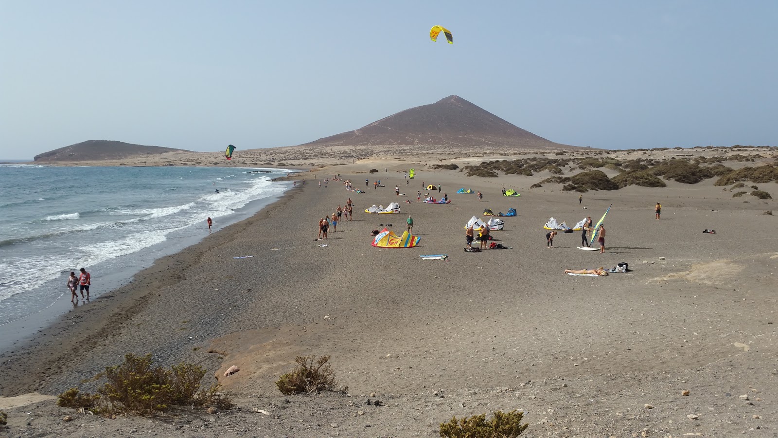 Foto de Playa el médano II con agua azul-verde superficie