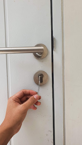 ช่างกุญแจ สะเดาะกุญแจบ้าน ลืมกุญแจในรถ Mos Locksmith services