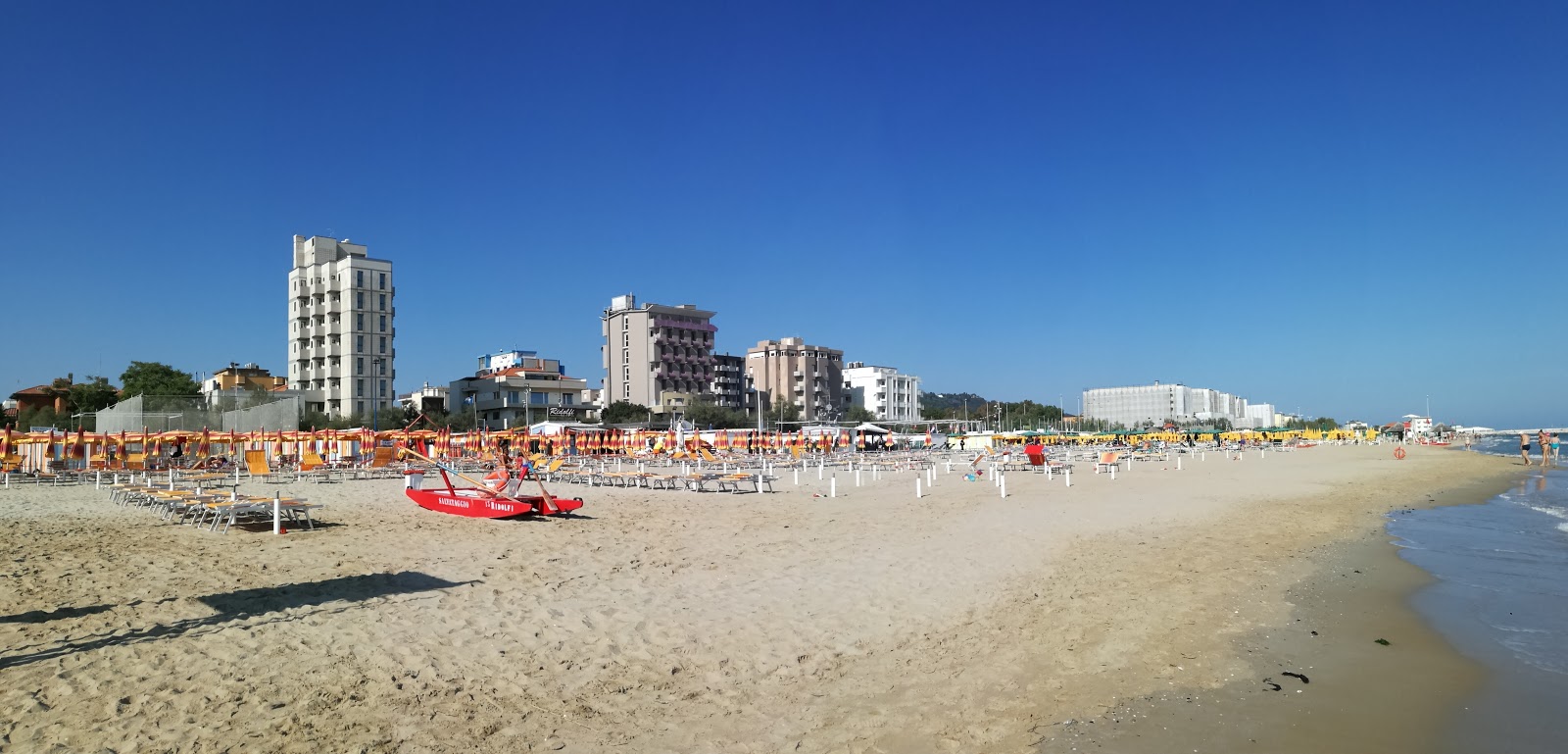 Pesaro beach II'in fotoğrafı parlak ince kum yüzey ile