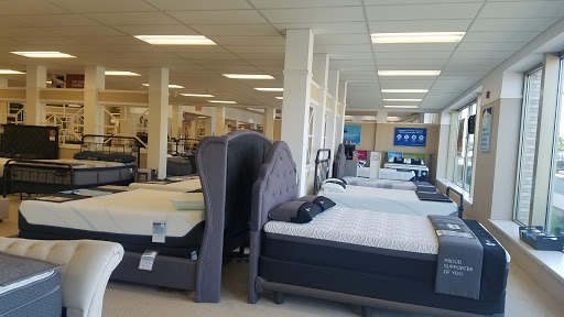 Furniture Store «Raymour & Flanigan Furniture and Mattress Store», reviews and photos, 490 New Park Ave, West Hartford, CT 06110, USA