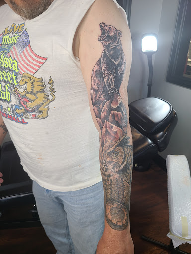 Tattoo Shop «Catch 22 Tattoo», reviews and photos, 1505 Madison Ave, Painesville, OH 44077, USA