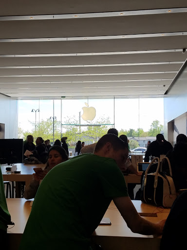 Computer Store «Apple Eton», reviews and photos, 28849 Chagrin Blvd, Woodmere, OH 44122, USA