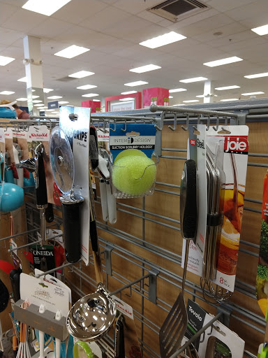 Shopping Mall «Powell Street Plaza Shopping Center», reviews and photos, 5795 Christie Ave, Emeryville, CA 94608, USA