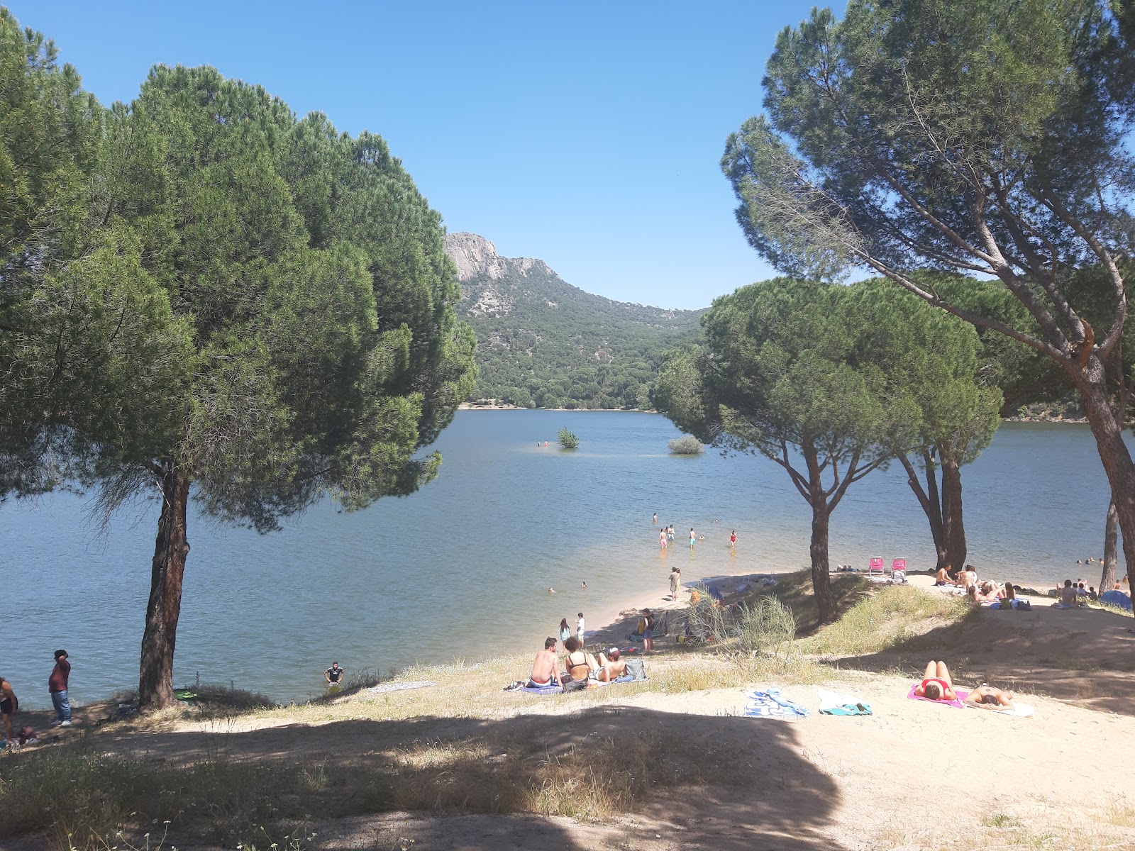 Valokuva Playa de la Virgen de la Nuevaista. pinnalla turkoosi puhdas vesi:n kanssa