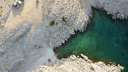 Foto di Nudist Beach Jadra circondato da montagne
