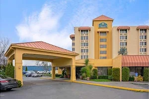 La Quinta Inn & Suites by Wyndham Tacoma - Seattle image