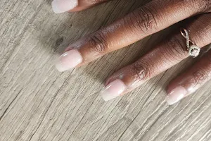 LuXe Nails image