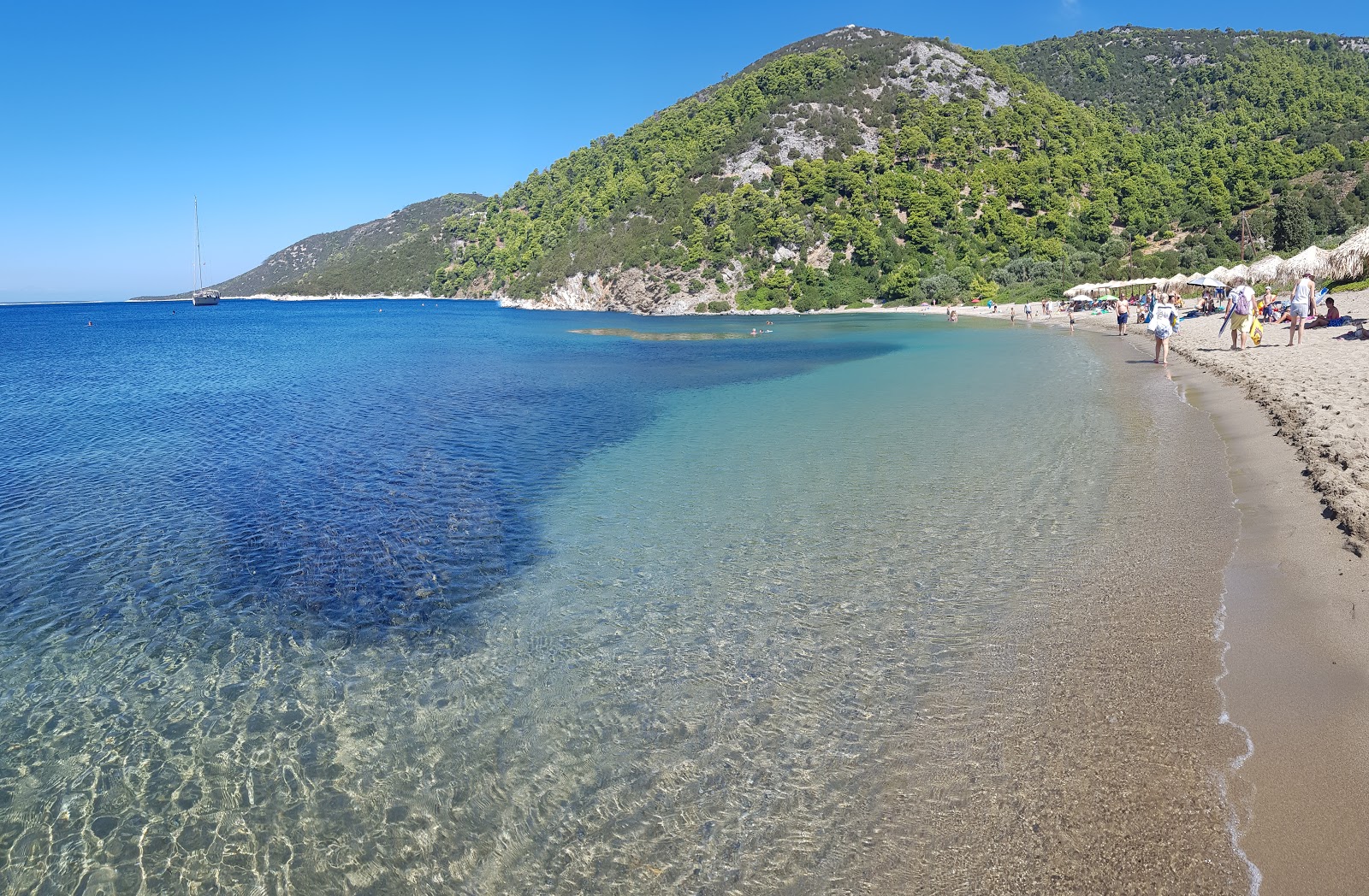 Foto von Pefkos beach mit beiger sand Oberfläche