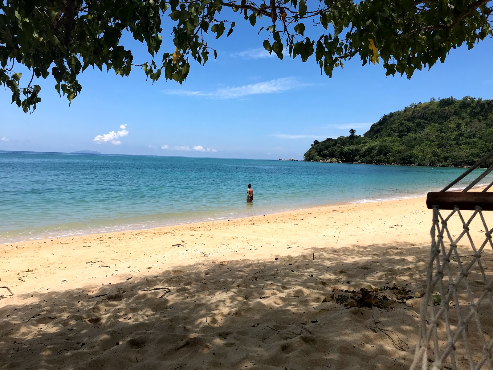 Foto von Koh Ngai Paradise Beach von Klippen umgeben