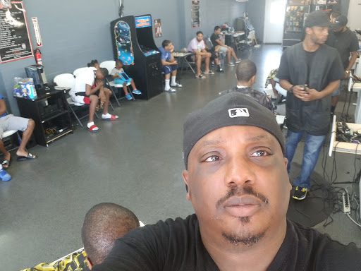 Barber Shop «Razor 1 Kutz Barbershop», reviews and photos, 7218 Montgomery Rd, Silverton, OH 45236, USA