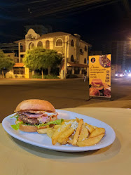 La Cueva Burger & Pub