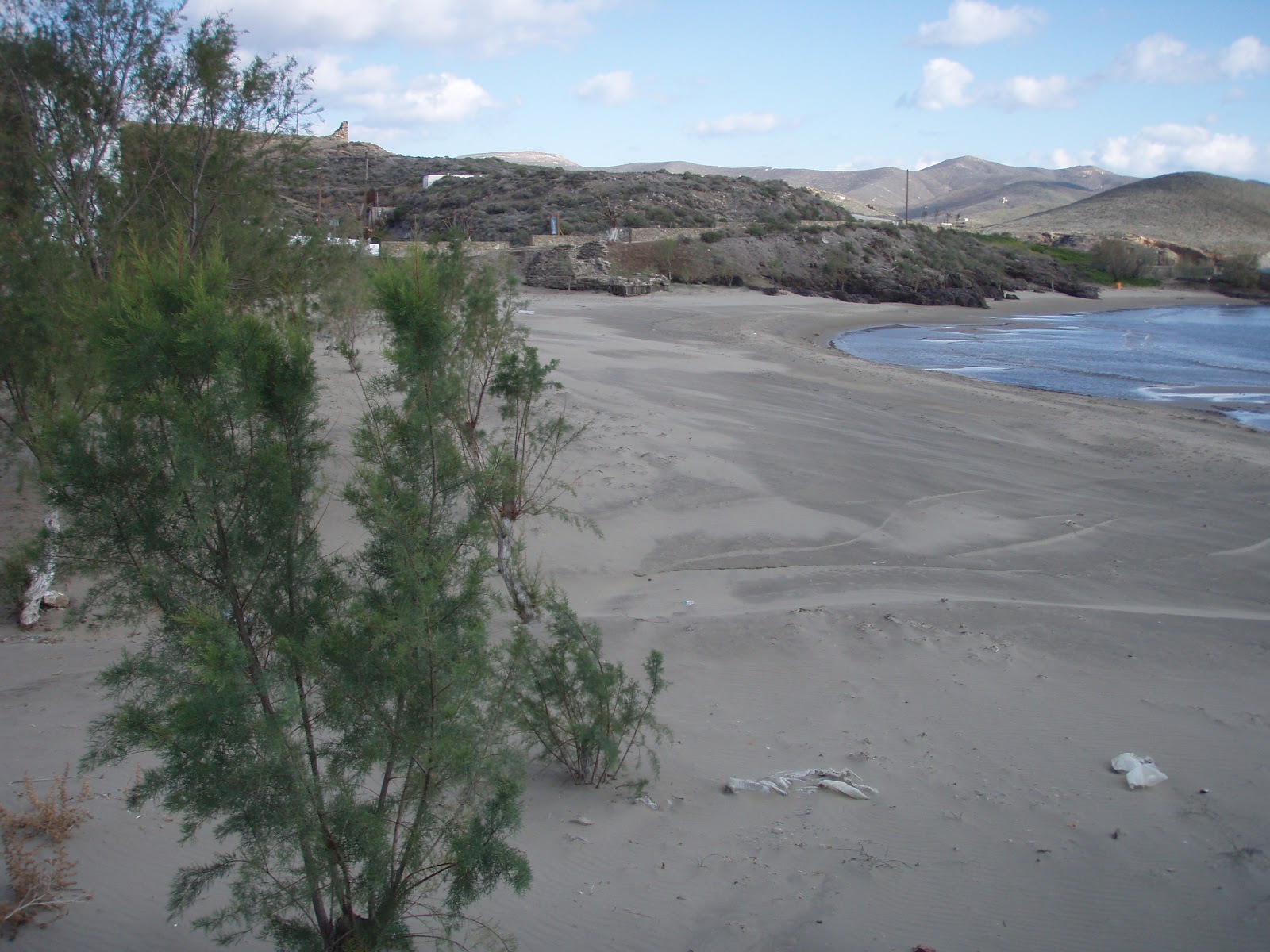 Psara beach'in fotoğrafı açık yeşil su yüzey ile