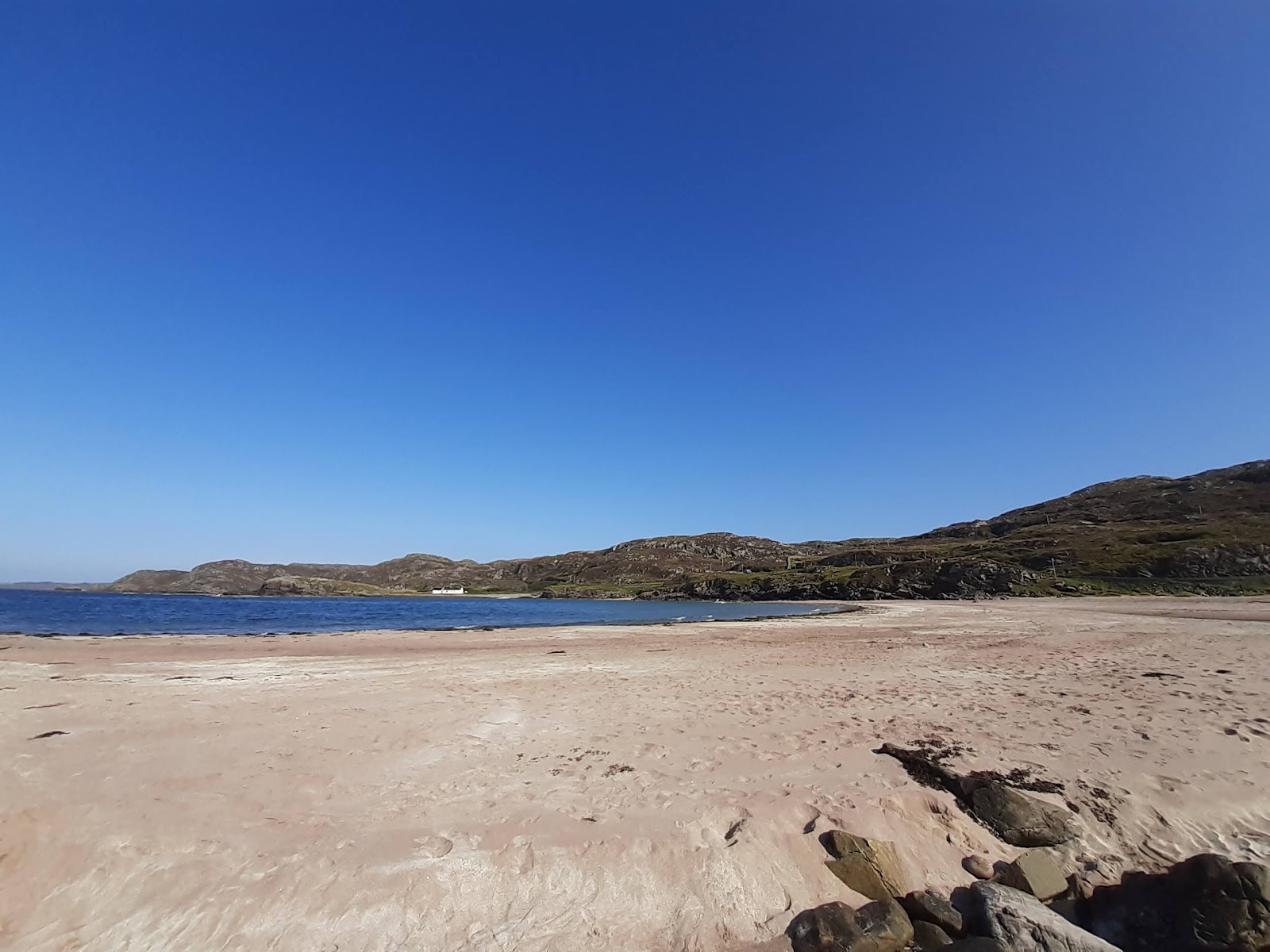 Foto de Clachtoll Broch con arena brillante superficie