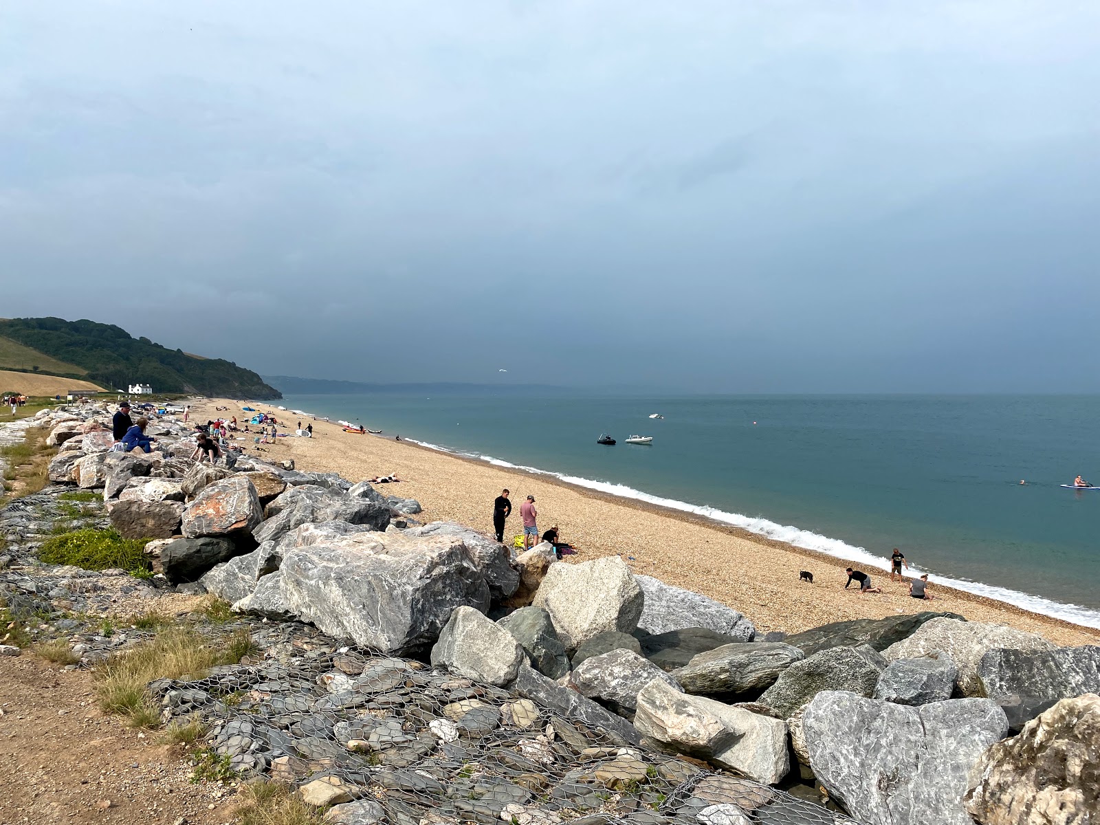 Foto van Beesands beach met lichte fijne kiezelsteen oppervlakte