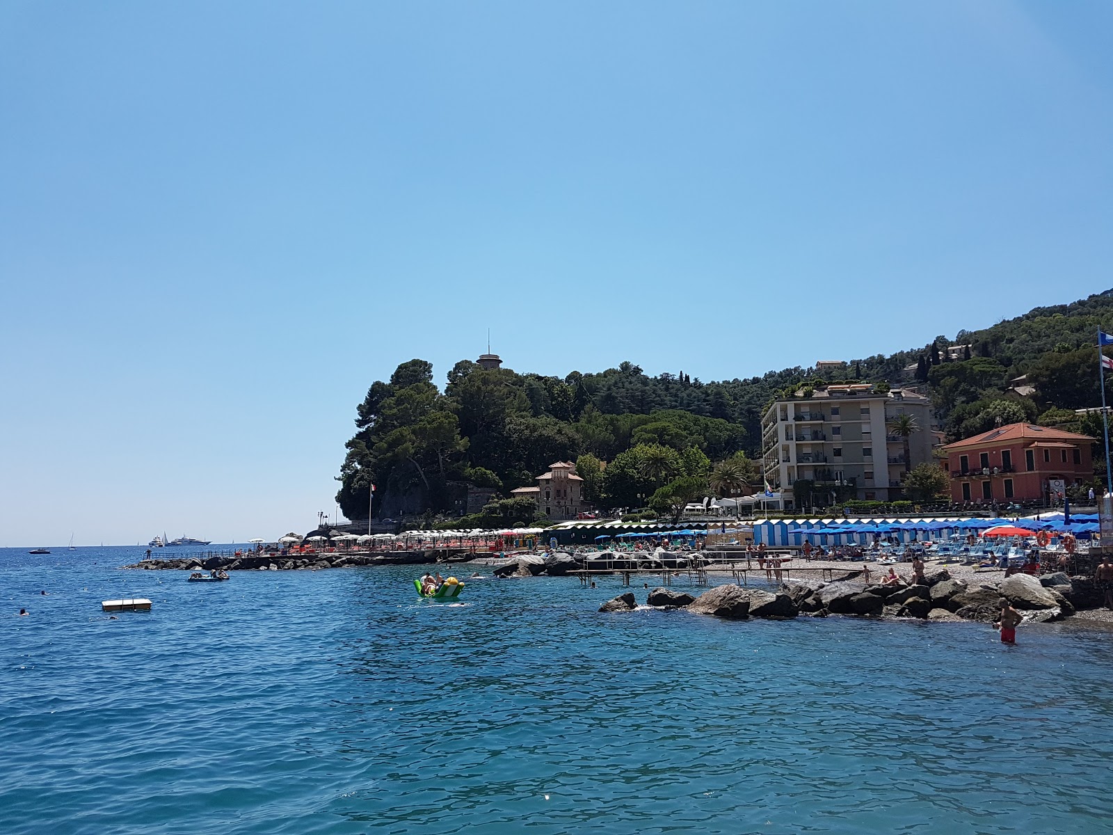 Valokuva Spiaggia Santa Margherita Ligureista. ja asutus