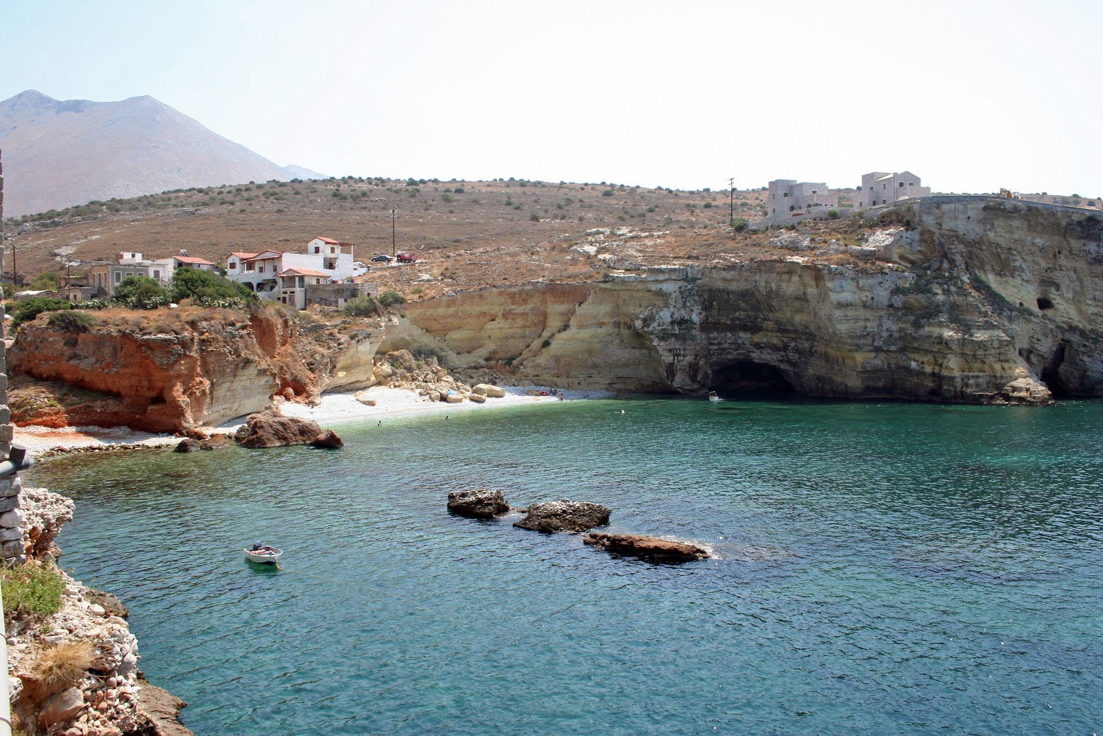Chalikia beach的照片 带有碧绿色纯水表面