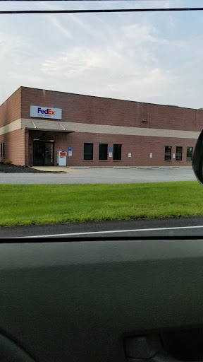 Shipping and Mailing Service «FedEx Ship Center», reviews and photos, 505 Farmbrook Ln, York, PA 17406, USA