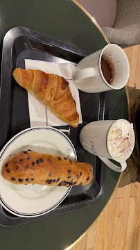 Croissant du Restaurant servant le petit-déjeuner Paul à Paris - n°15