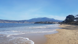Bellerive Beach'in fotoğrafı uçurumlarla desteklenmiş