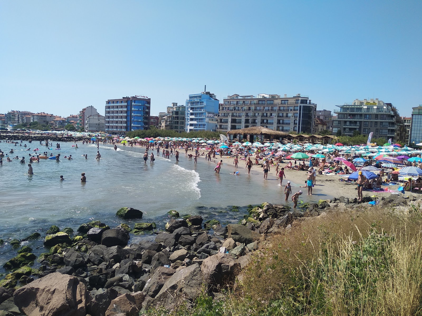 Photo de Pomorie beach avec l'eau cristalline de surface