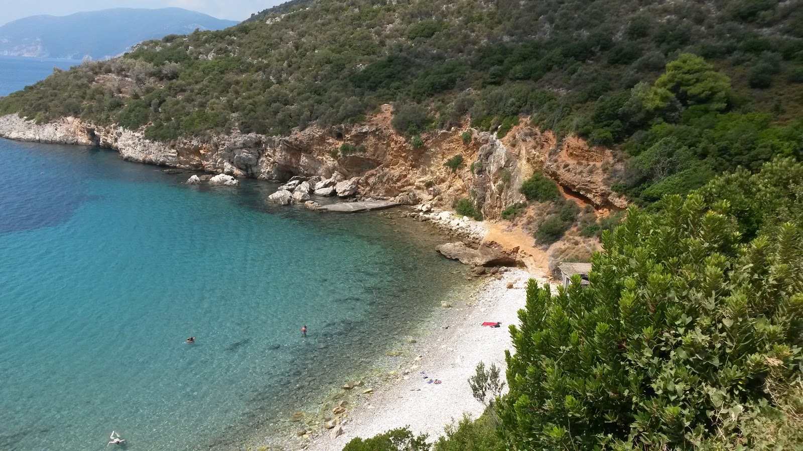 Foto di Mikros Mourtias con una superficie del acqua cristallina