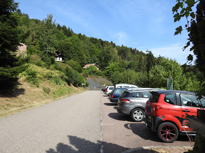 Parking en contre bas de l'église à Pierre-Percée