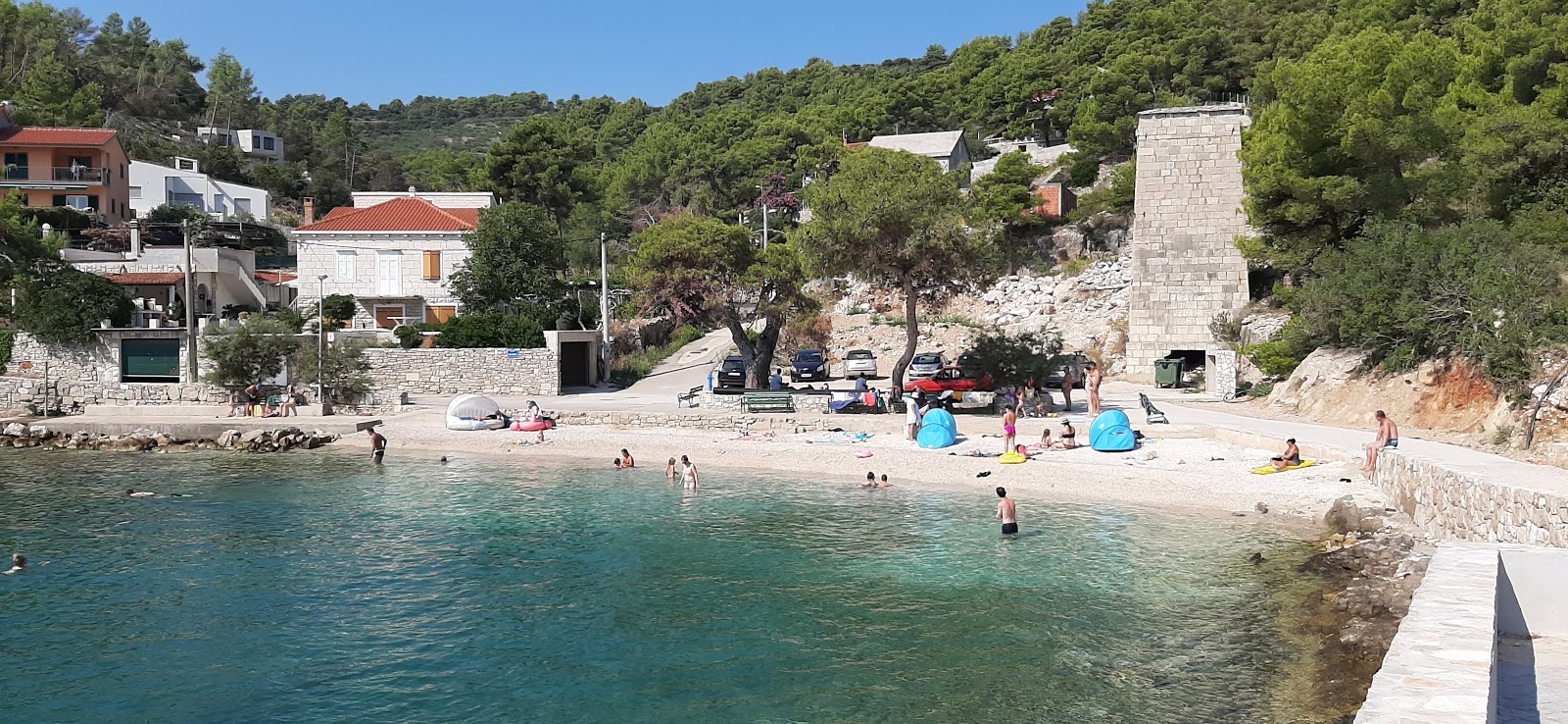 Fotografie cu Veli Dolacbeach cu o suprafață de apa pură turcoaz