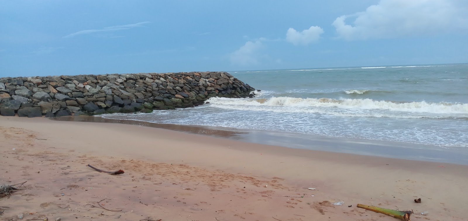 Foto van Koottappanai Beach met helder zand oppervlakte