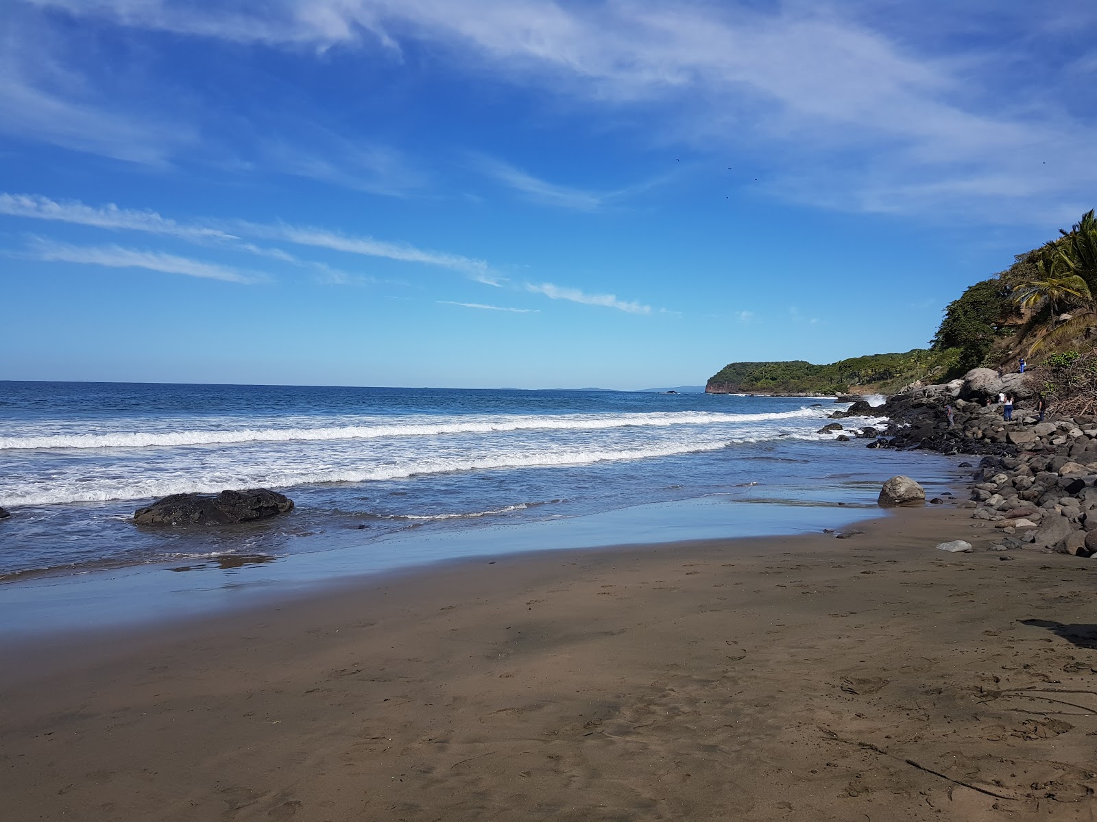Foto av Playa Platanitos omgiven av klippor