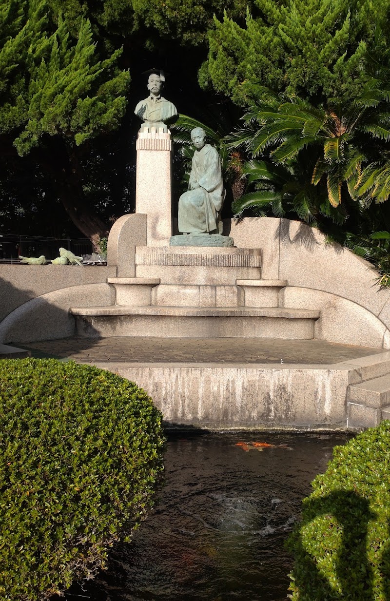 鳩山和夫夫婦銅像