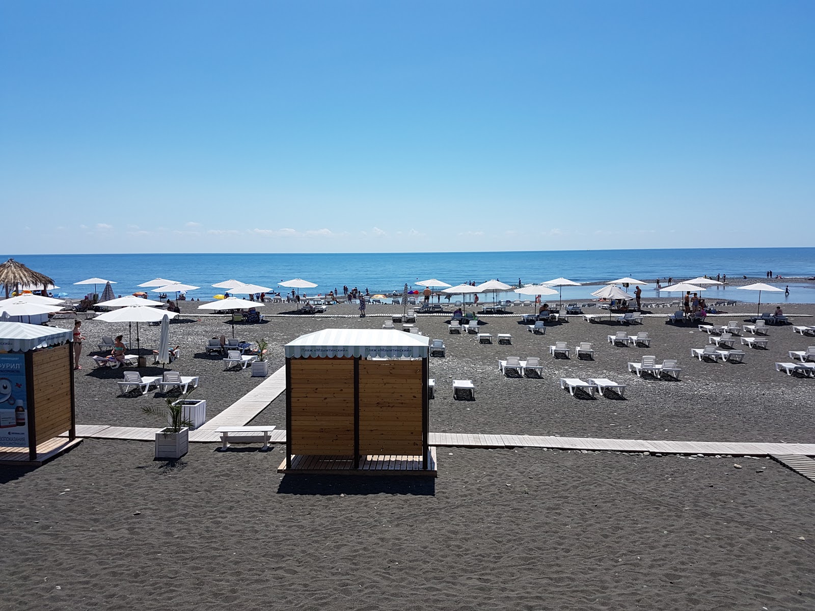 Foto av Adler port beach med hög nivå av renlighet