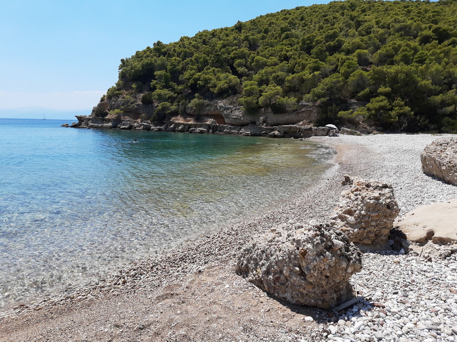 Valokuva Spiaggia Kranidiista. pinnalla turkoosi puhdas vesi:n kanssa