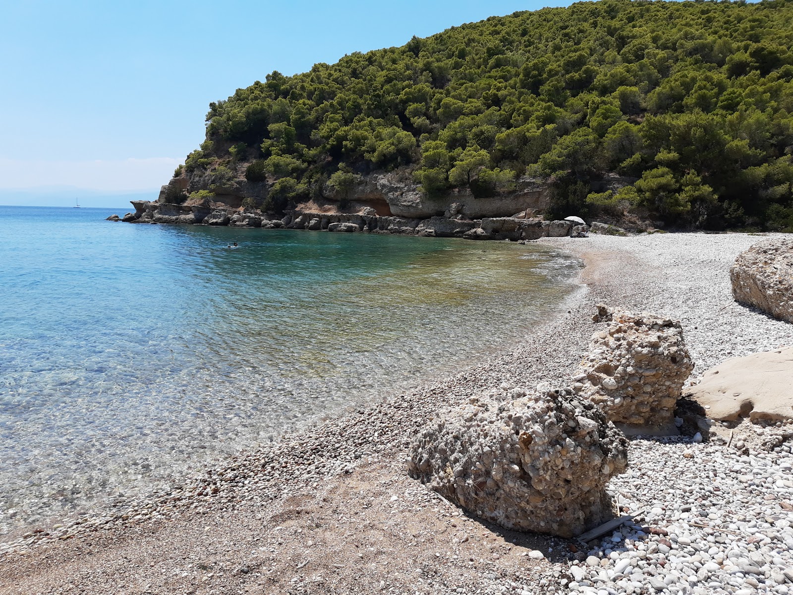 Spiaggia Kranidi'in fotoğrafı birden fazla küçük koy ile birlikte