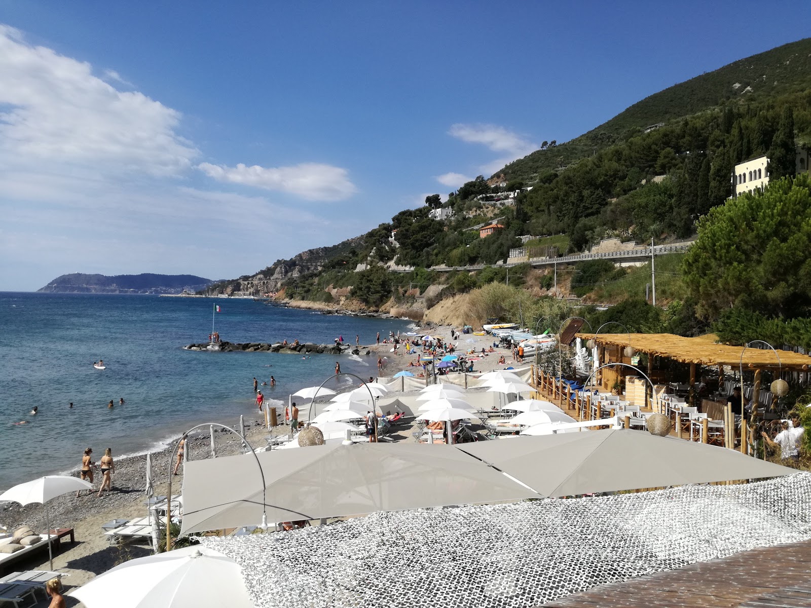 Fotografie cu Spiaggia libera Alassio cu nivelul de curățenie in medie