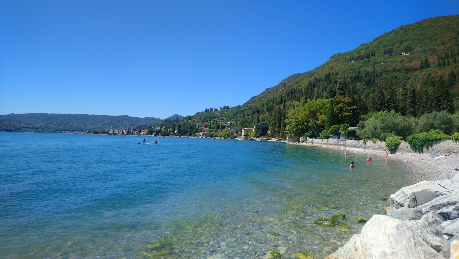 Spiaggia di Barbarano的照片 带有灰色细卵石表面