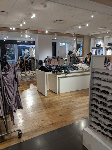 Express, 26300 Cedar Rd, Beachwood, OH 44122, USA, 