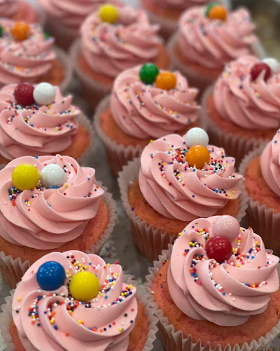 Cupcake Shop «Smallcakes: A Cupcakery of Naperville», reviews and photos, 115 E Ogden Ave #119, Naperville, IL 60563, USA