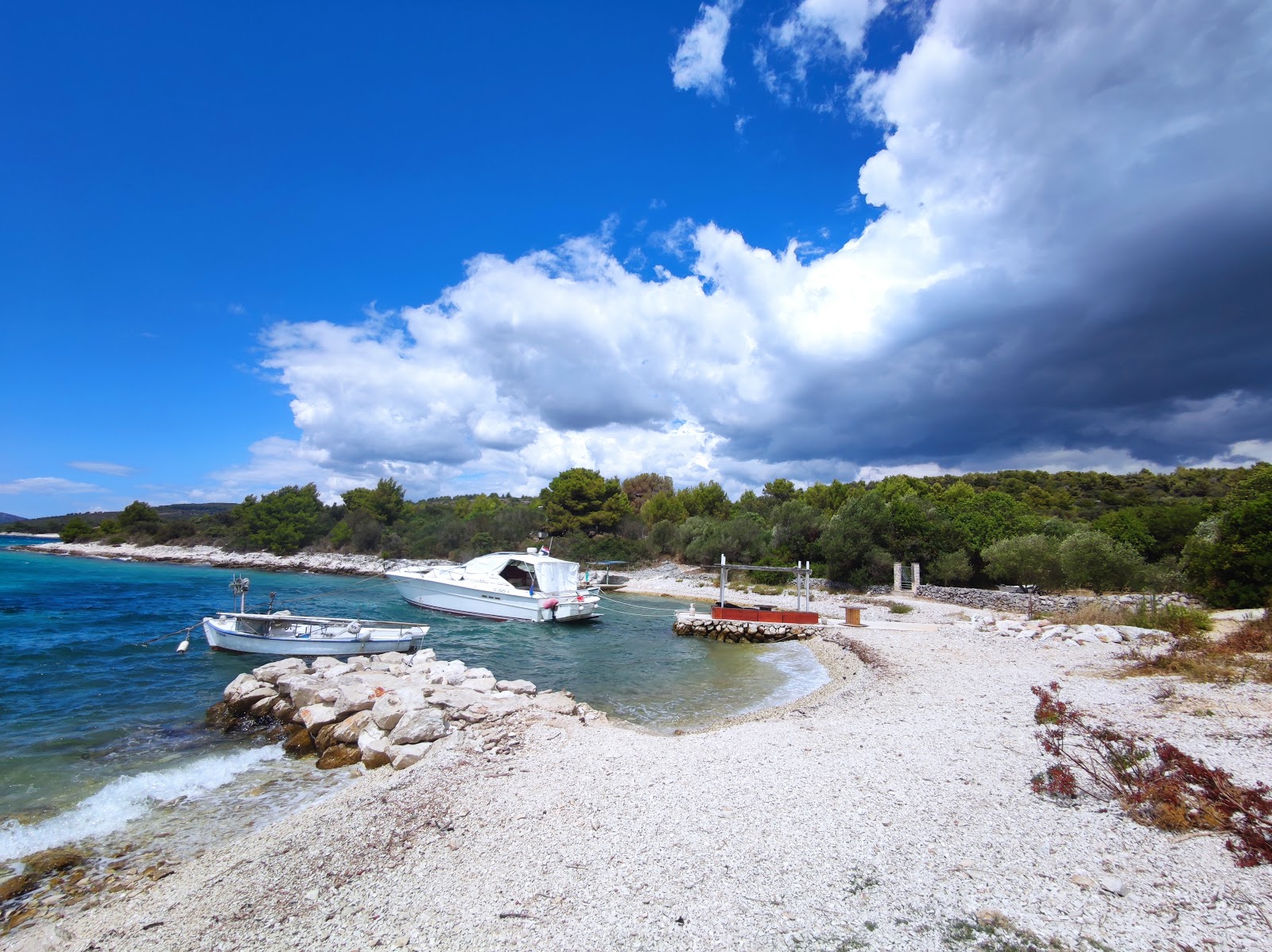 Photo de Barbara beach avec plusieurs petites baies