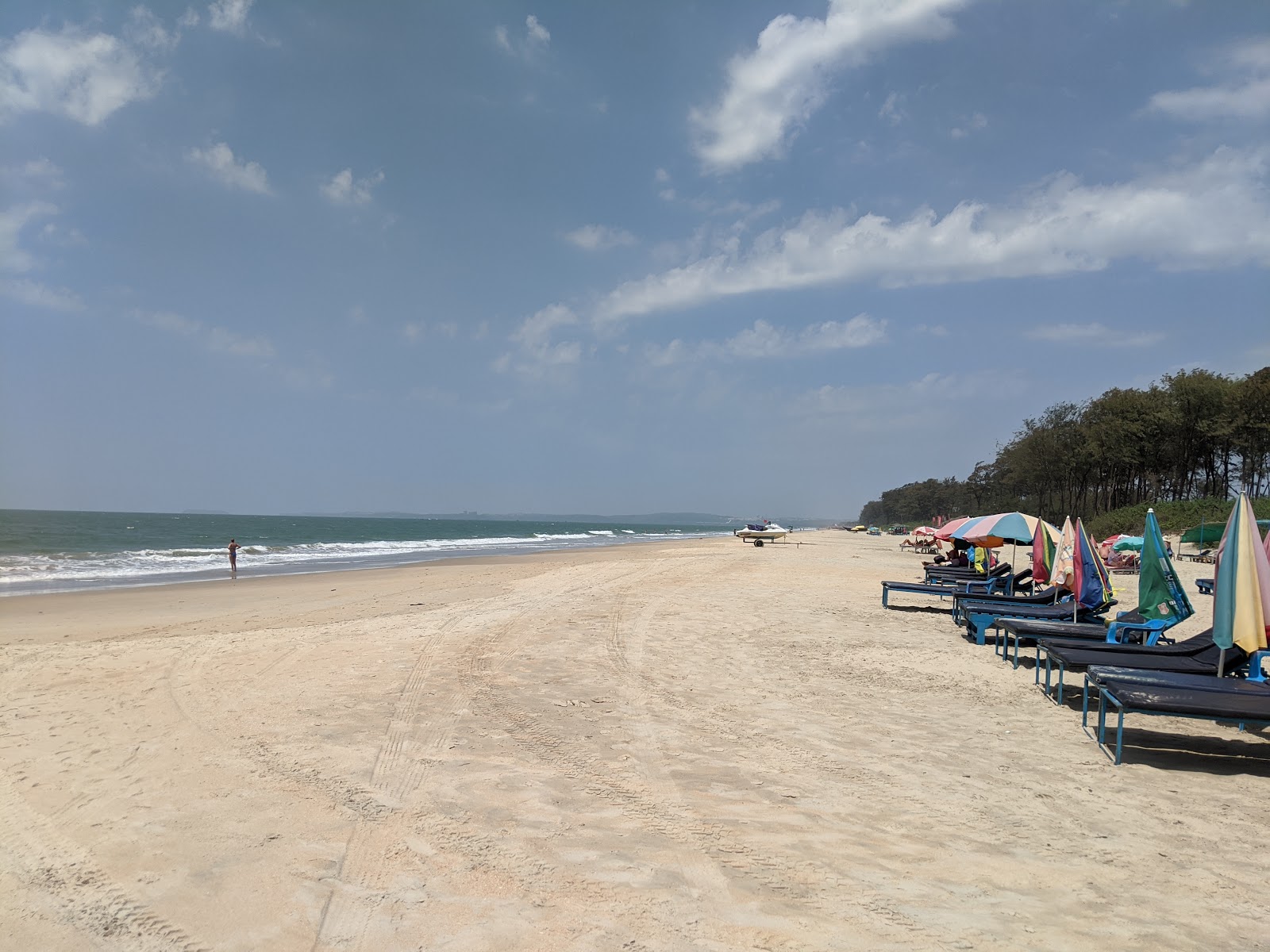 Foto av Betalbatim Beach med lång rak strand