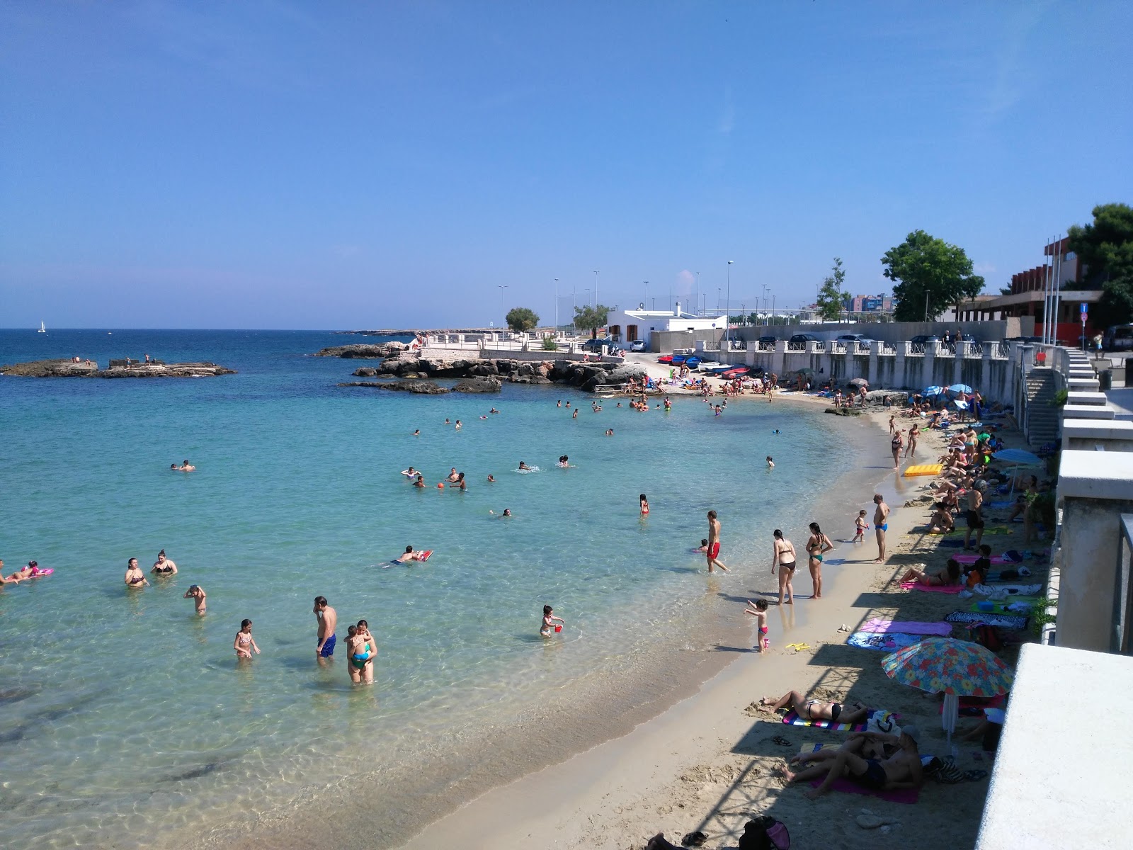 Foto de Spiaggia Cala Porta Vecchia com areia brilhante superfície