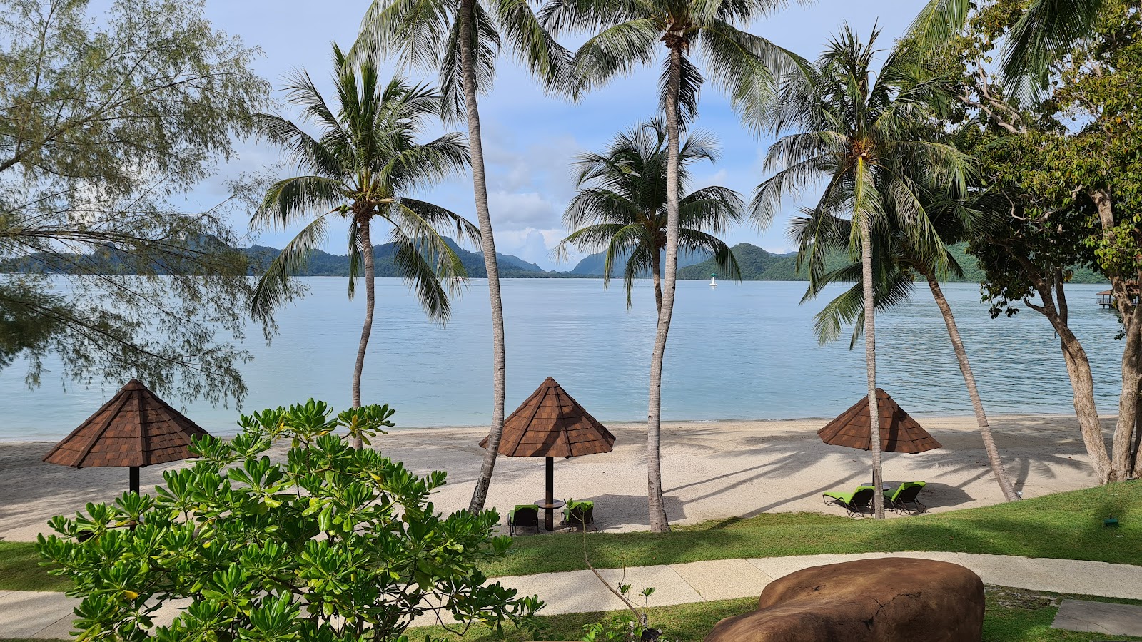 Foto de Datok Syed Omar Beach com água cristalina superfície